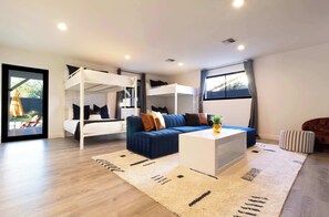 4 habitaciones, tabla de planchar con plancha, cuna de viaje y wifi 