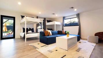 4 habitaciones, tabla de planchar con plancha, cuna de viaje y wifi