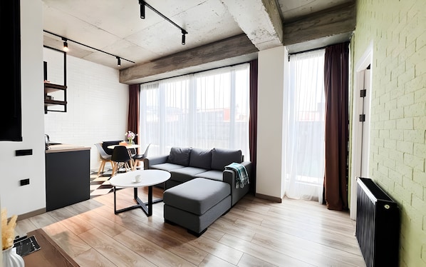 Family Suite with Balcony | Salle de séjour