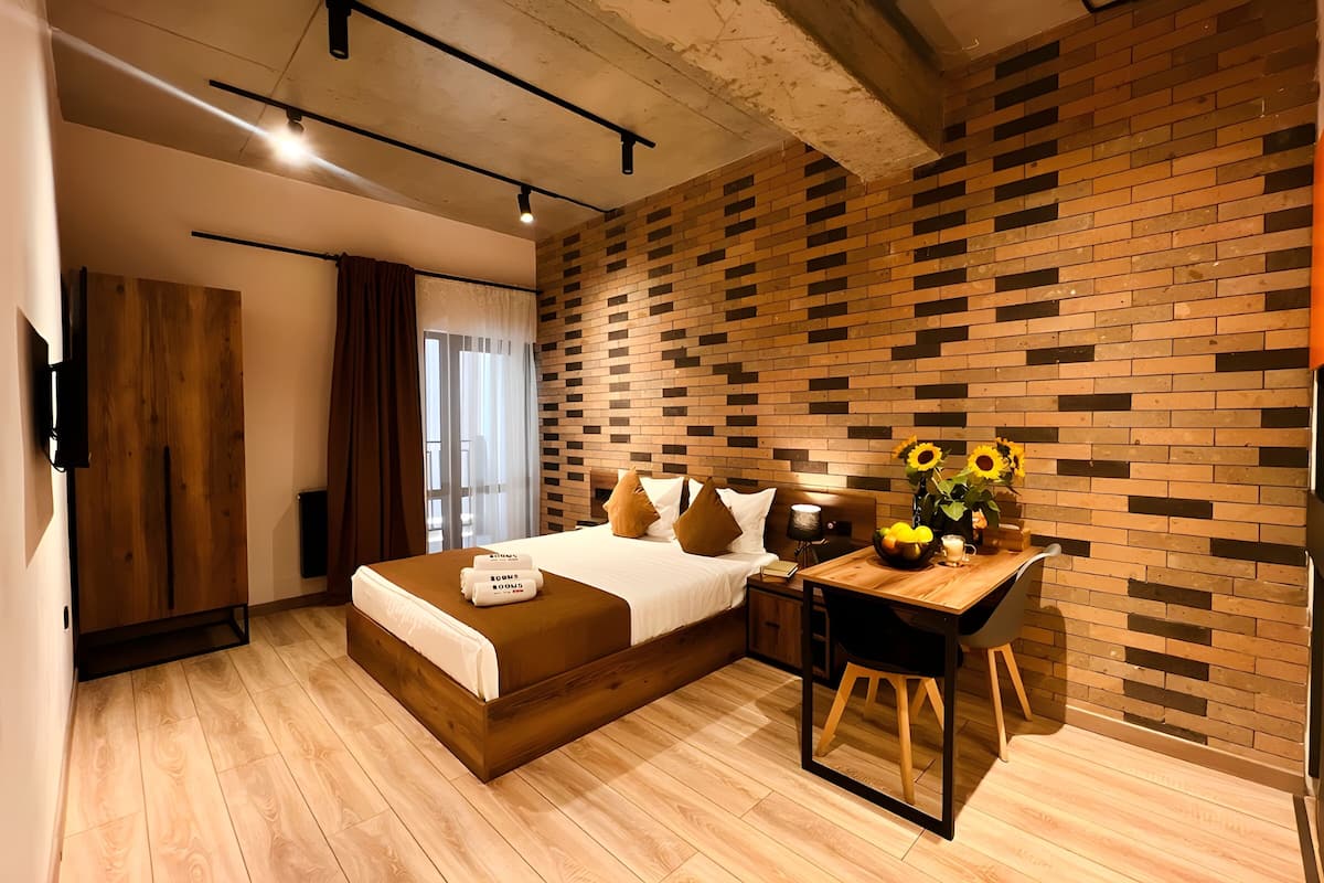 Studio with balcony | Sängtillbehör av högsta kvalitet och minibar