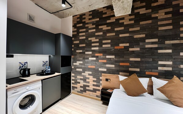 Economy Studio | Cocina privada | Frigorífico, microondas, placa de cocina y trona infantil