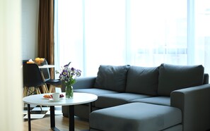 Family Suite with Balcony | Sala de estar | Una Smart TV