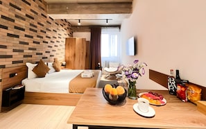 Studio | Premium bedding, minibar, in-room safe, laptop workspace