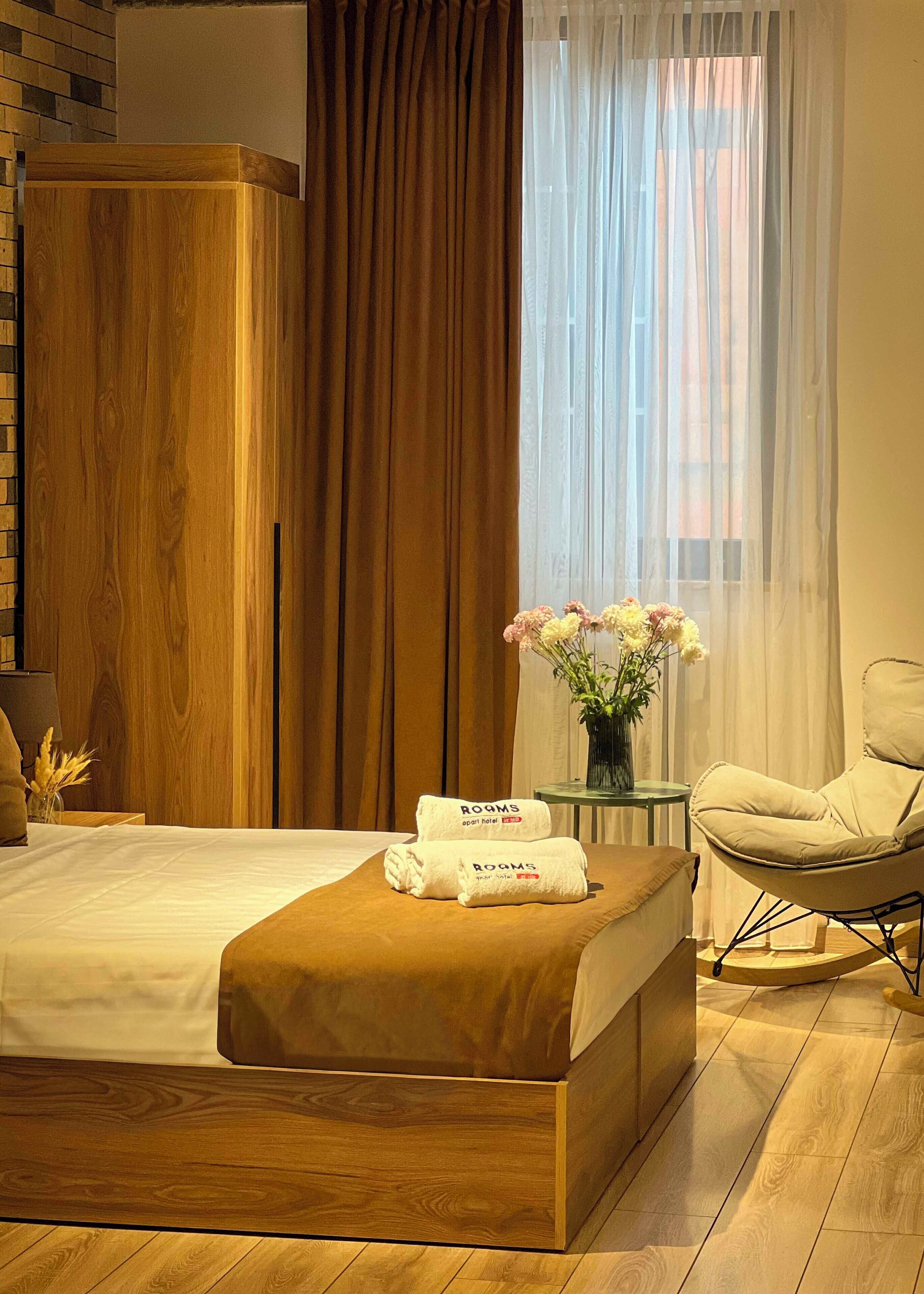 Studio | Premium bedding, minibar, in-room safe, blackout curtains