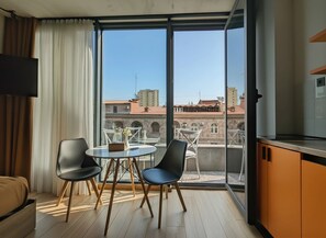 Studio with Balcony and Panoramic View | 욕실 | 샤워 시설, 레인폴 샤워기, 헤어드라이어, 목욕가운