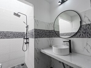 Shower, rainfall showerhead, free toiletries, hair dryer - Belvedere Thoddoo (Thoddoo)