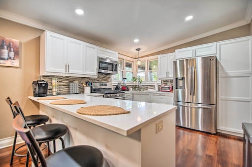 Fenced Yard: Fox River Grove Home, Dogs Welcome