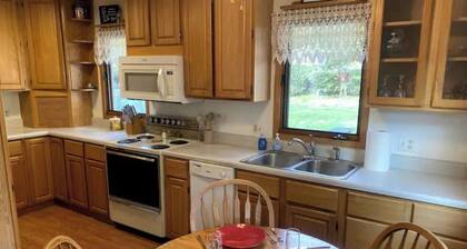 • Lively Cottage 2 King Beds 4 Bed 2 Bath •