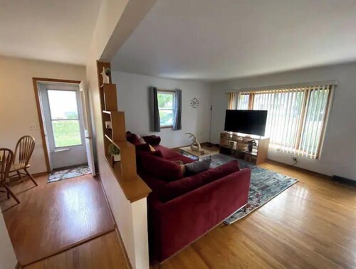 • Lively Cottage 2 King Beds 4 Bed 2 Bath •