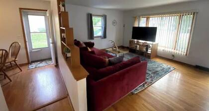 • Lively Cottage 2 King Beds 4 Bed 2 Bath •