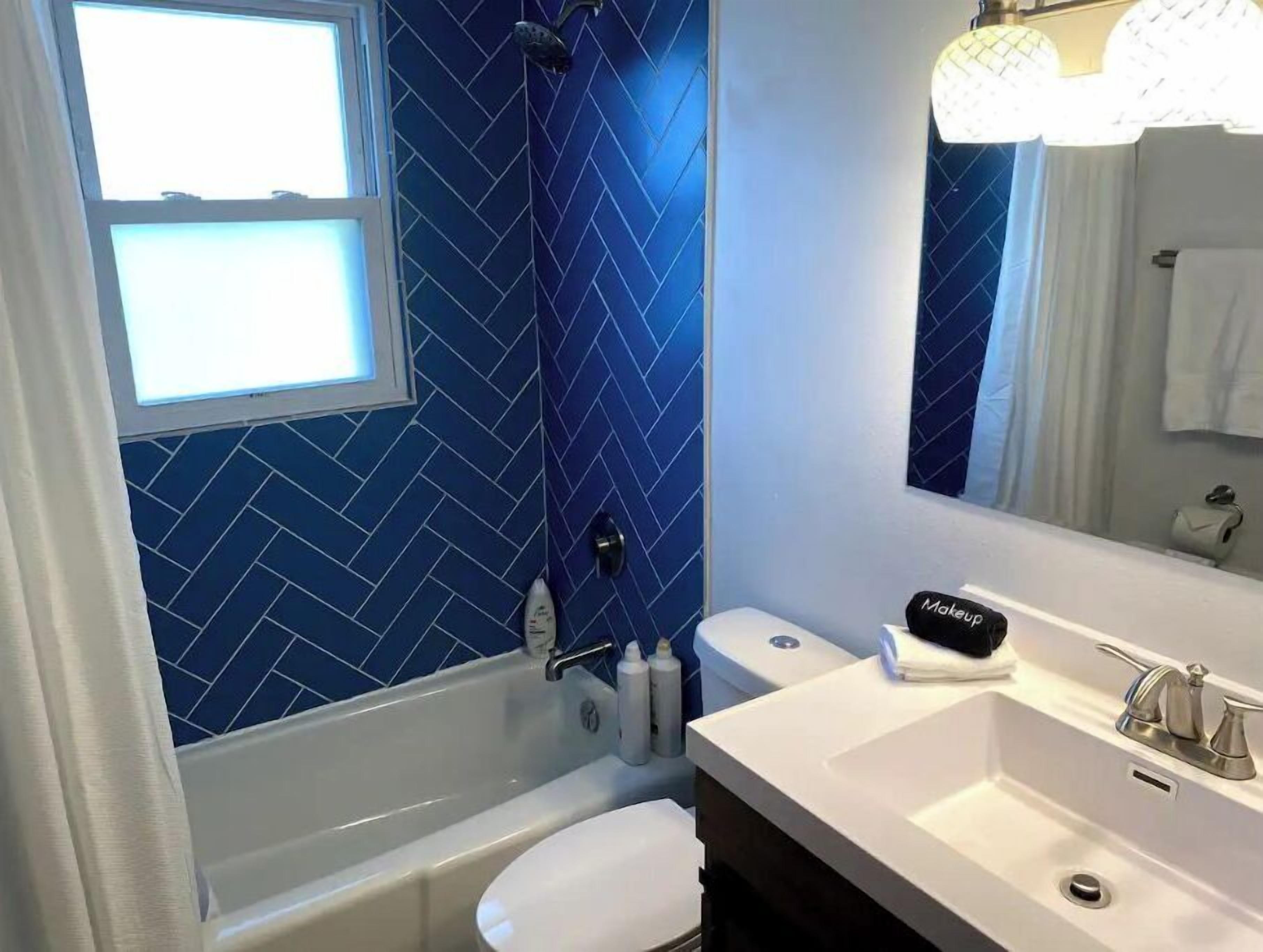 Ensemble douche/baignoire, sèche-cheveux, serviettes fournies, savon