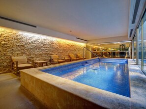 Una piscina techada, una piscina al aire libre