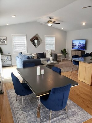 Dining - Cottage in the Cove (CONESUS)