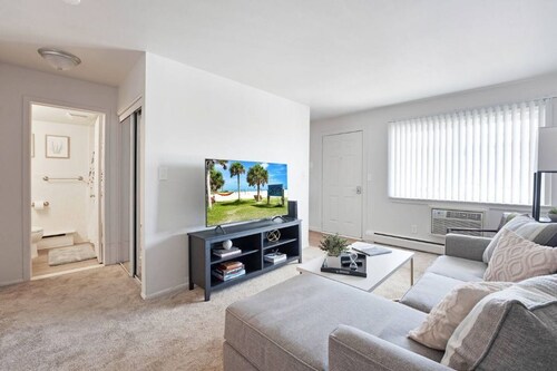 Two bedroom apartment - close to Wyandotte, Detroit, and several local parks