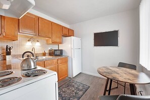 Private kitchen - Two bedroom apartment - close to Wyandotte, Detroit, and several local parks (Gibraltar)
