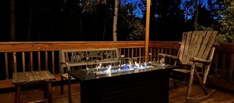 NEW Updated, SUNSETCABIN:3 bd,1.5 bth, secluded, beautiful views, deck, sleeps 6