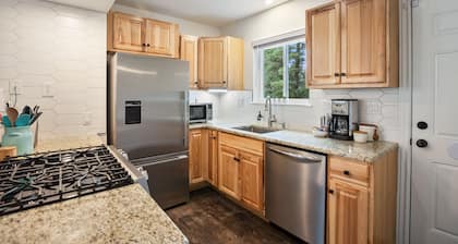NEW Updated, SUNSETCABIN:3 bd,1.5 bth, secluded, beautiful views, deck, sleeps 6