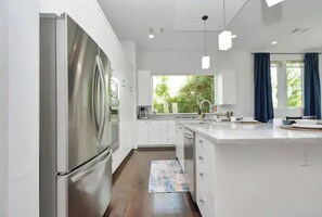Refrigerador, microondas, horno y parrilla de estufa 