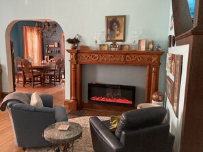 Smart-TV, Kamin, Bücher