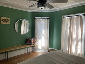 3 bedrooms, desk, iron/ironing board, travel cot