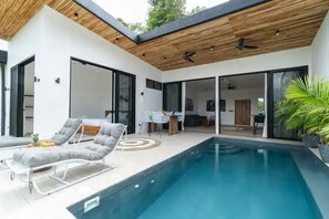 Piscina externa, piscina infinita, espreguiçadeiras