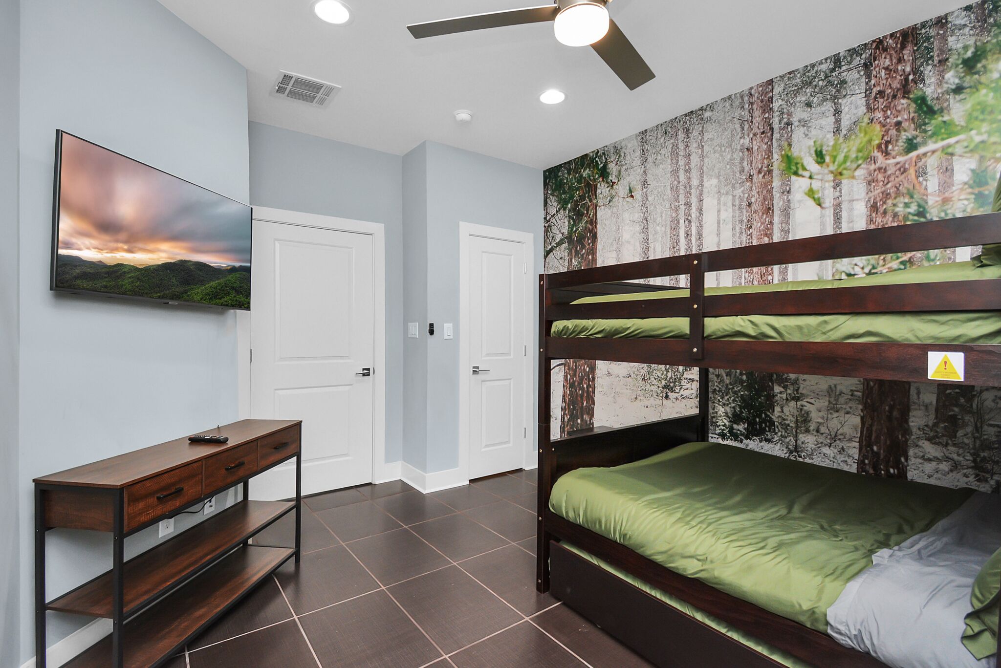 3 bedrooms, desk, iron/ironing board, free WiFi