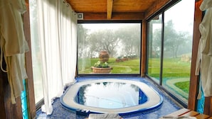 A hot tub with a view of a garden and trees. - Villa Ileana - Country villa with pool in Umbria (Collazzone)