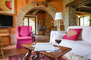 Televisión, chimenea y estéreo