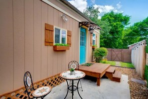 Outdoor dining - Tiny home/big Nashville IDEAL FOR LONGER STAYS! 30 (Nashville)