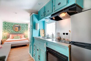Private kitchen - Tiny home/big Nashville IDEAL FOR LONGER STAYS! 30 (Nashville)