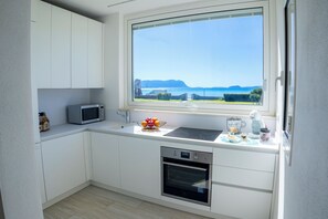 Frigorífico, microondas, horno y placa de cocina