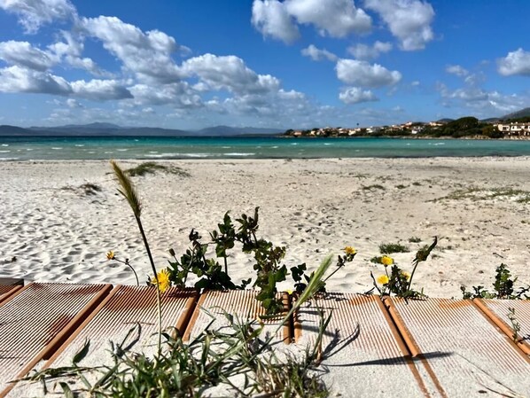 På stranden