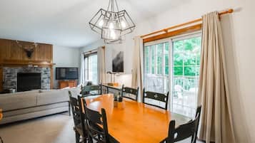 Una Smart TV, una chimenea, una videoteca