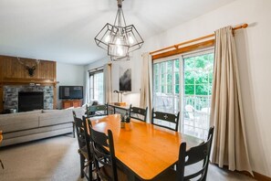 Televisor intel·ligent, llar de foc i videoteca 