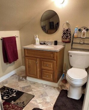 Shower, hair dryer, towels, soap - Traveling Nurse's Paradise (Burien)
