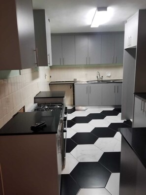 Geladeira, micro-ondas, cooktop, lava-louças