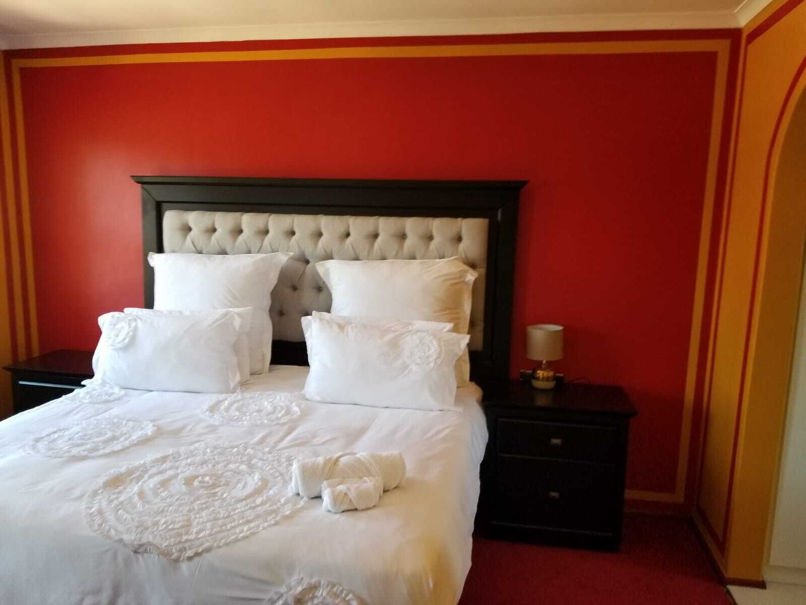 3 sovrum, värdeförvaringsskåp på rummet och skrivbord