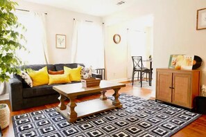 Living area - Cooper Young Cove (Memphis)