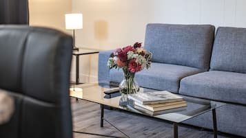 Classic Cottage | Living area | 40-inch flat-screen TV with cable channels, TV