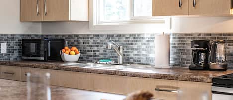 ChaumiÚre classique | Cuisine privée | Réfrigérateur grande capacité avec congélateur, four à micro-ondes