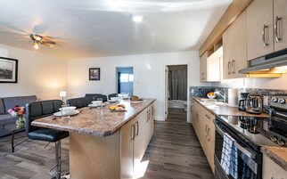 Classic Cottage | Private kitchen | Full-size fridge, microwave, oven, stovetop