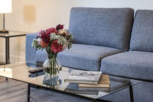 Classic Cottage | Living area | 40-inch flat-screen TV with cable channels, TV