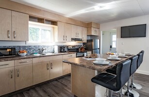 Classic Cottage | Private kitchen | Full-size fridge, microwave, oven, stovetop