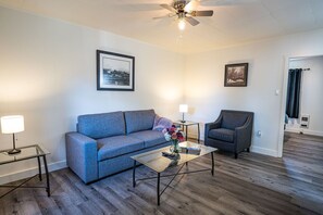 Living area - Downie Cottage by Revelstoke Vacations (Revelstoke)