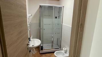 Dusche, Haartrockner, Bidet, HandtĂŒcher
