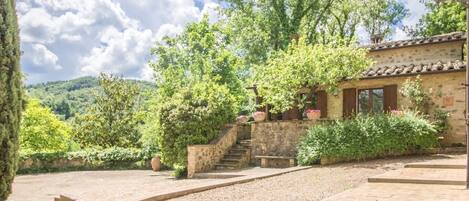 المنطقة المحيطة بالمنشأة