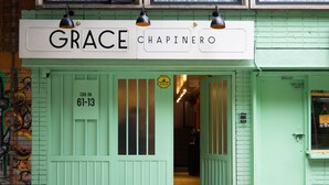 Un edificio verde con un letrero que dice 'GRACE CHAPINERO'.