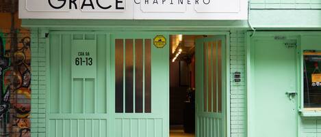 A green building with a sign reading "GRACE CHAPINERO".