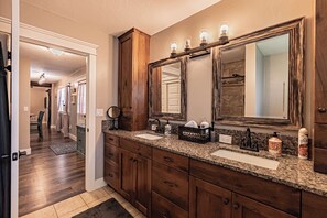 Suihkun ja ammeen yhdistelmä, hiustenkuivaaja, pyyhkeet, saippua