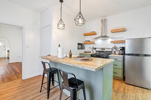 冰箱、微波炉、烤箱、炉灶